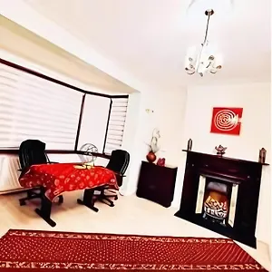 Beautiful Double En-suite Room, Separate Entrance, Ilford, Line Gants Hill, Free Parking Guest house